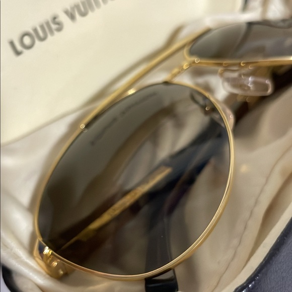 SOLD ON IG @mmbagslux. 🧡Authentic LV ATTITUDE PILOT SUNGLASSES GOLD - Picture 4 of 14